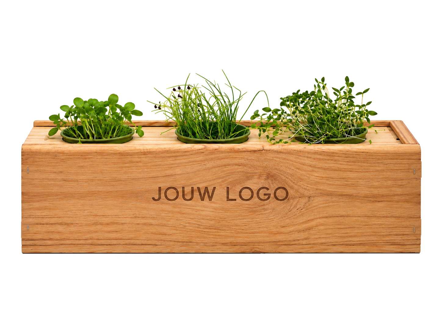 Gepersonaliseerde houten wijnkist met 'Jouw logo' in het hout, als mini-kruidentuin